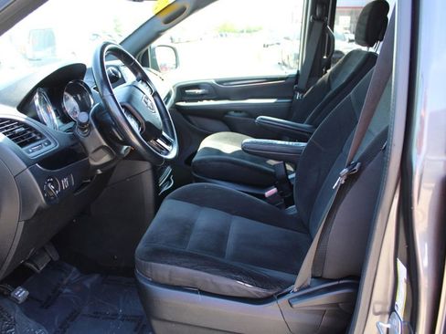 Used 2018 Dodge Grand Caravan SE FWD image 14