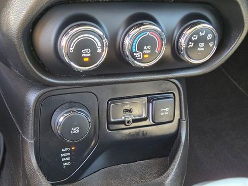 Used 2017 Jeep Renegade Altitude AWD/4WD image 21