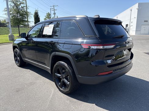 Used 2023 Jeep Grand Cherokee Altitude RWD image 7