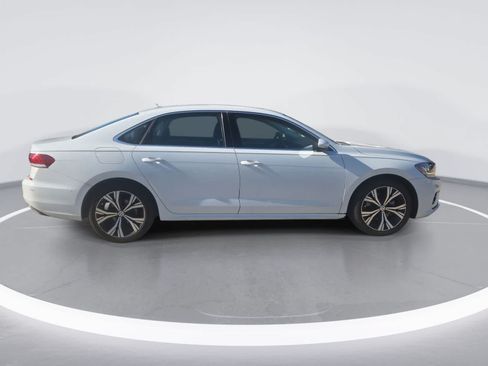 Used 2021 Volkswagen Passat 2.0T SE FWD image 9