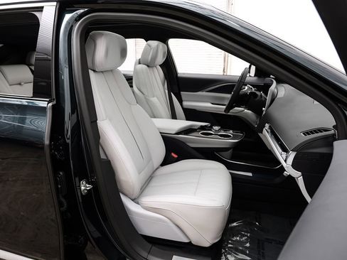 Used 2025 Cadillac Lyriq Luxury image 31