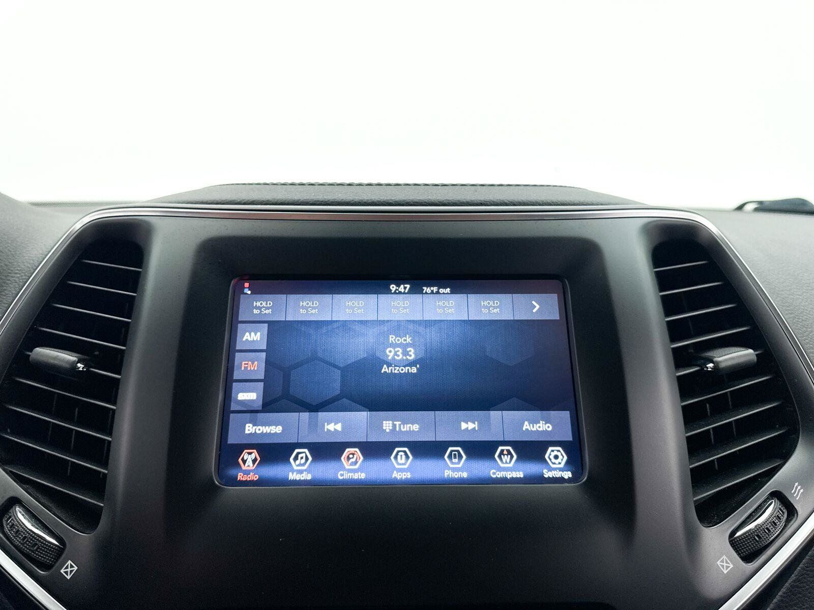 Used 2019 Jeep Cherokee Latitude w/ Popular Appearance Group FWD image 5