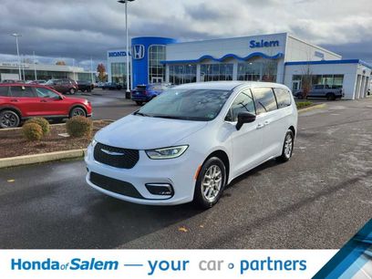 Used 2024 Chrysler Pacifica Touring-L