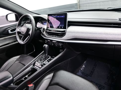 Used 2024 Jeep Compass Latitude image 15