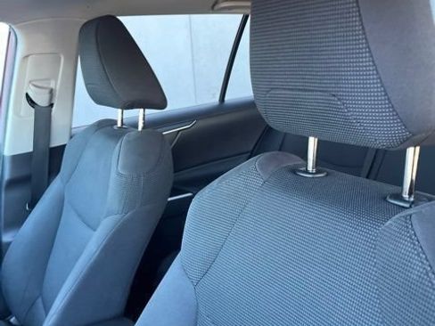 Used 2021 Toyota RAV4 LE FWD image 5