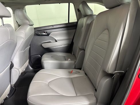 Used 2020 Toyota Highlander XLE image 25