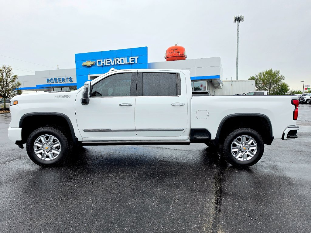 Used 2024 Chevrolet Silverado 2500 High Country w/ High Country Premium Package AWD/4WD image 2