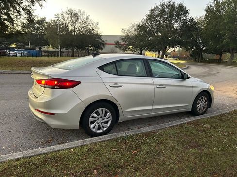 Used 2017 Hyundai Elantra SE image 5
