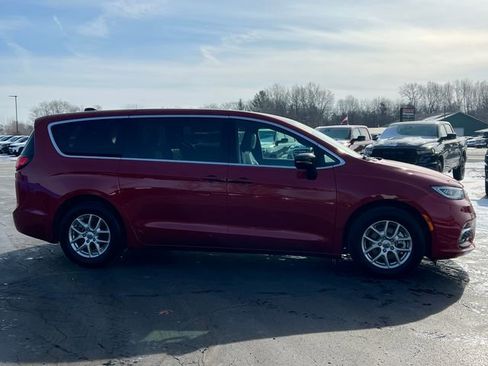 Used 2025 Chrysler Pacifica Select image 49