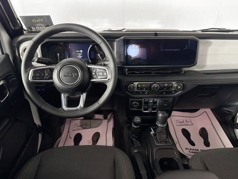 Used 2025 Jeep Wrangler Unlimited Sahara image 21