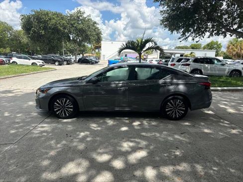 Used 2025 Nissan Altima 2.5 SV FWD image 11
