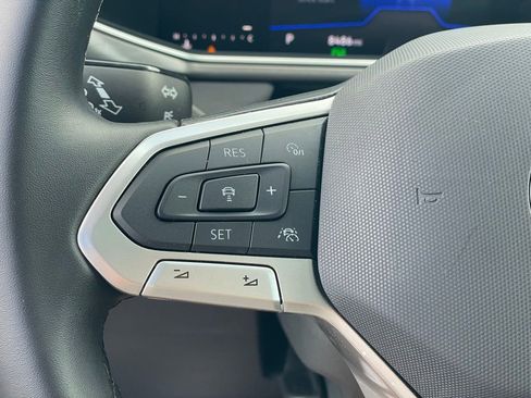 Certified 2025 Volkswagen Taos SE image 12