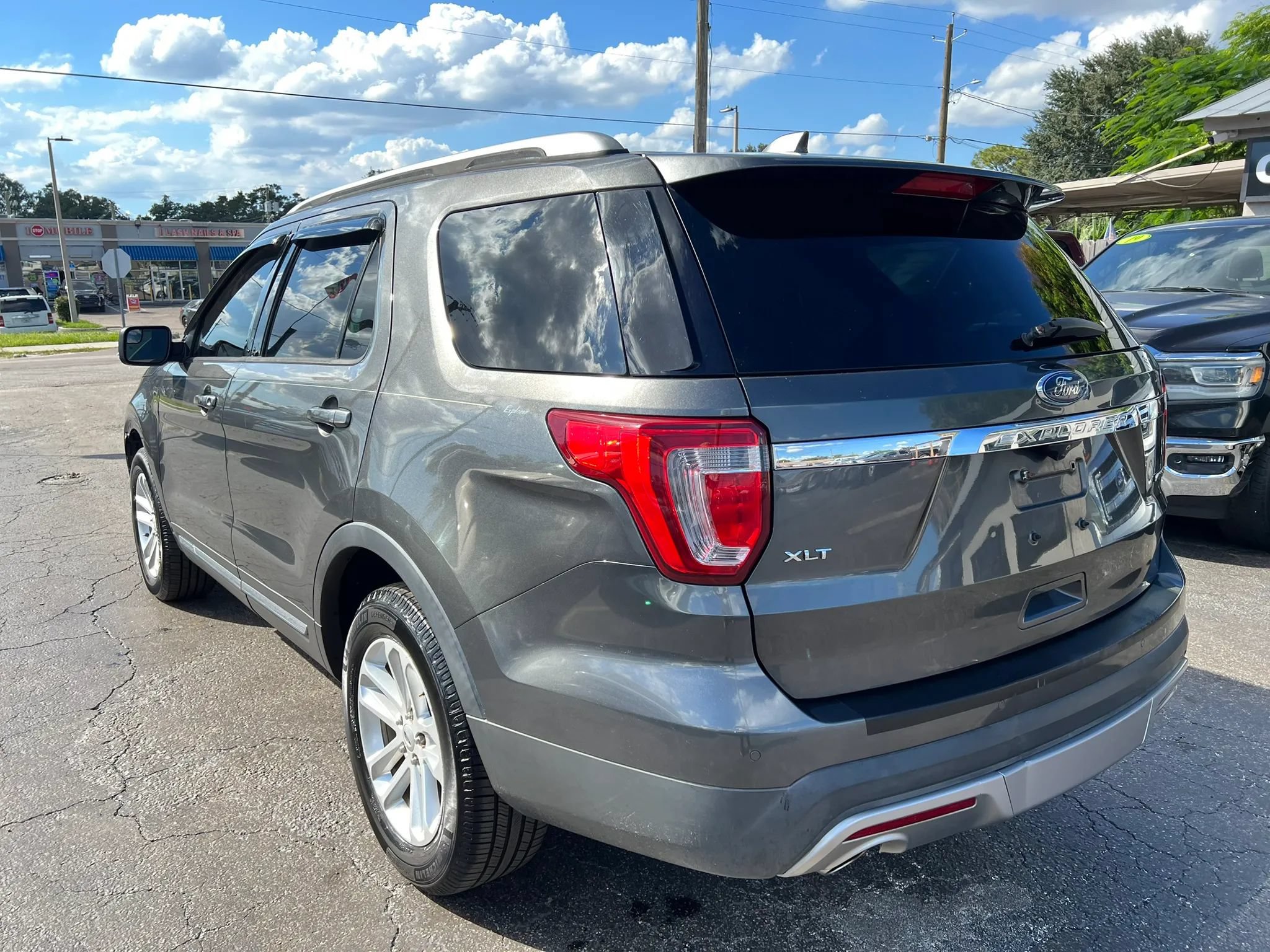 Used 2016 Ford Explorer XLT w/ Equipment Group 202A FWD image 6