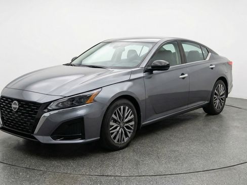 Used 2025 Nissan Altima 2.5 SV image 3