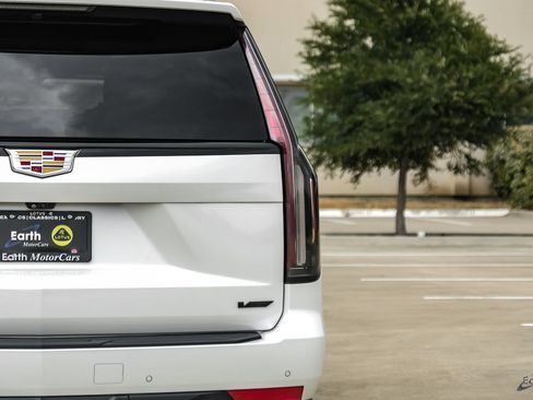 Used 2024 Cadillac Escalade ESV V AWD/4WD image 14
