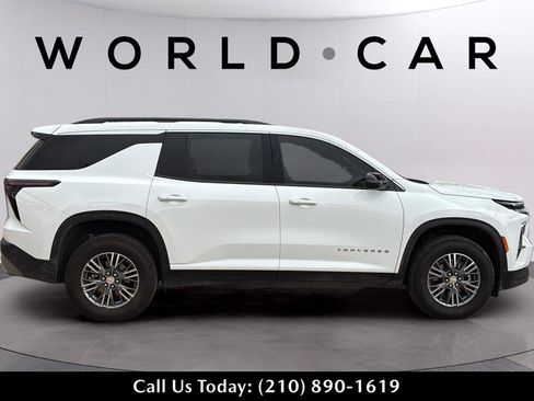 Used 2025 Chevrolet Traverse LT FWD image 15