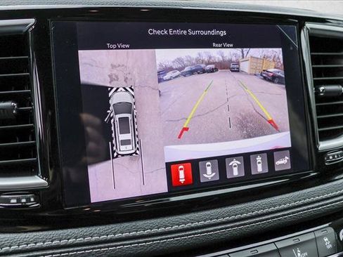 Used 2024 Chrysler Pacifica Premium image 19