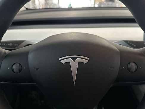Used 2022 Tesla Model Y Long Range AWD/4WD image 25