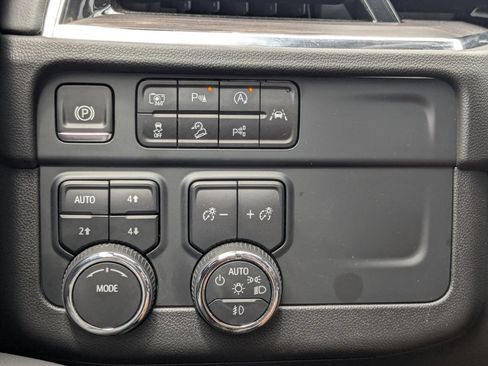 Certified 2025 Chevrolet Suburban Z71 AWD/4WD image 40