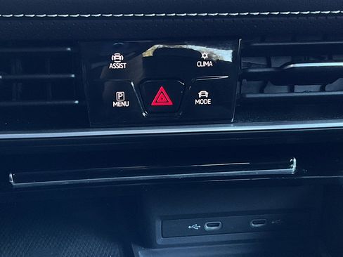 Used 2024 Volkswagen Atlas Cross Sport SE image 33