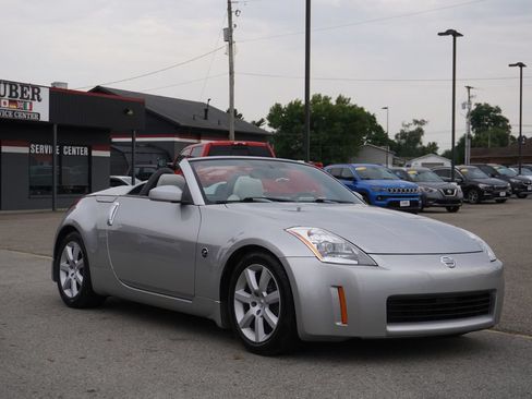 Used 2004 Nissan 350Z Enthusiast RWD image 9