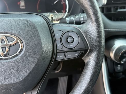Used 2025 Toyota RAV4 XLE AWD/4WD image 11