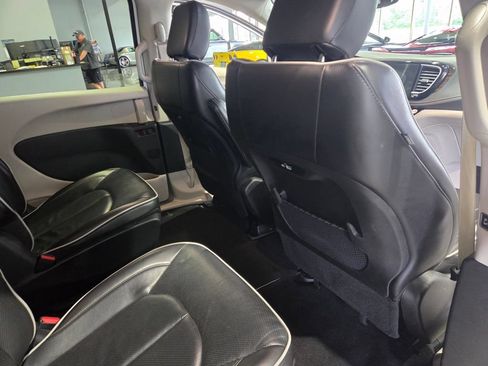 Used 2023 Chrysler Pacifica Limited FWD image 17