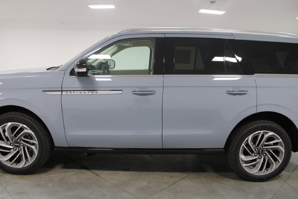 New 2027 Lincoln Navigator Reserve AWD/4WD image 5