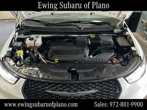Used 2025 Chrysler Pacifica Limited FWD image 33