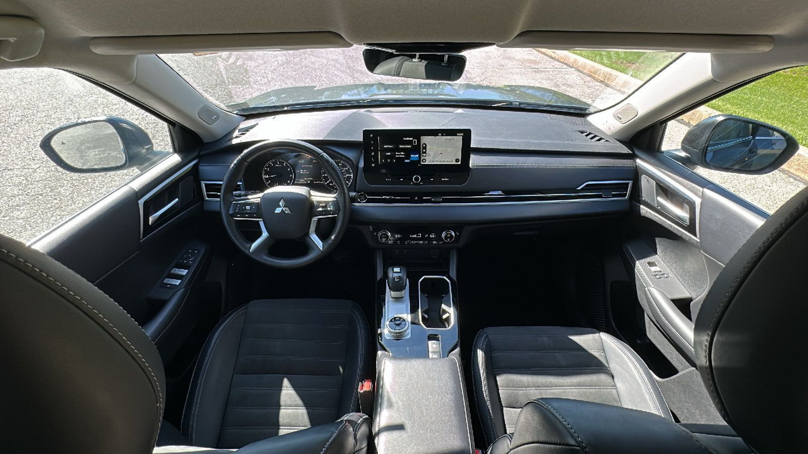Used 2025 Mitsubishi Outlander AWD image 28
