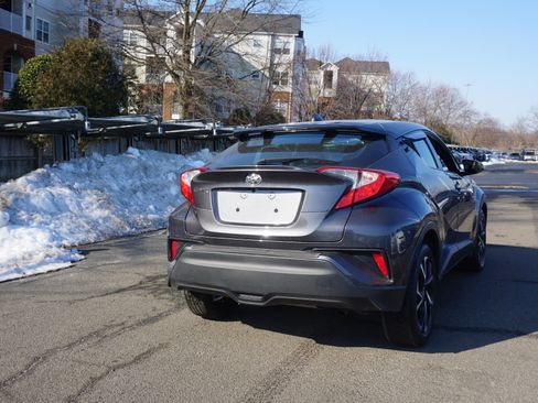Used 2022 Toyota C-HR XLE image 4