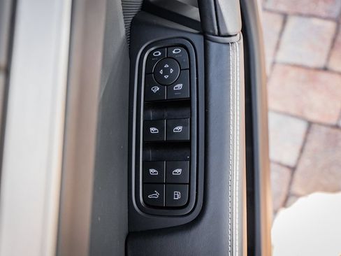 Used 2025 Porsche Cayenne Turbo AWD/4WD image 19