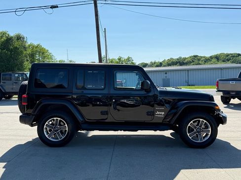 Used 2018 Jeep Wrangler Unlimited Sahara AWD/4WD image 17
