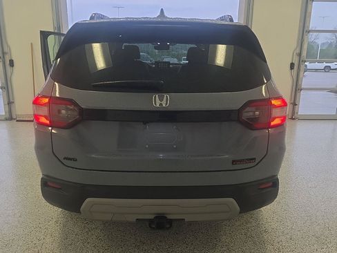 Used 2025 Honda Pilot TrailSport image 13