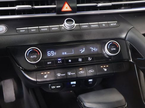 Certified 2025 Hyundai Elantra SEL image 8