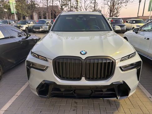 Used 2024 BMW X7 xDrive40i w/ M Sport Package AWD/4WD image 2