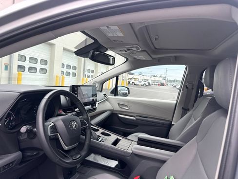 Used 2022 Toyota Sienna XLE w/ XLE Plus Package AWD/4WD image 8