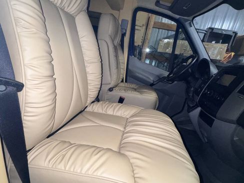 Used 2014 Mercedes-Benz Sprinter 2500 image 17