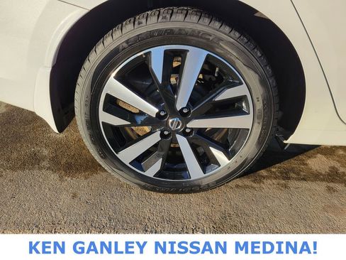 Used 2022 Nissan Versa SR w/ Convenience Package image 21