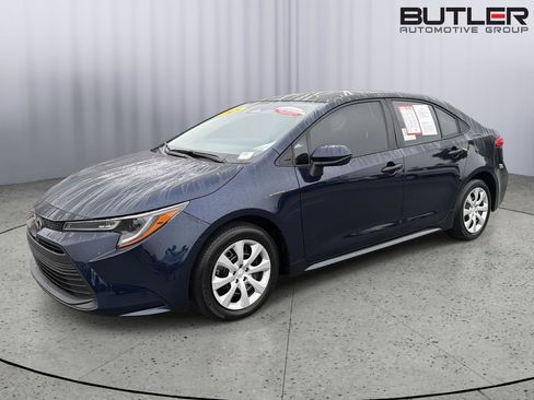 Certified 2025 Toyota Corolla LE w/ Convenience Package FWD image 1