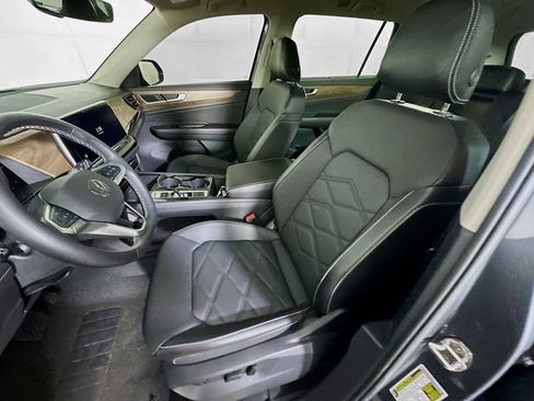 Used 2024 Volkswagen Atlas SE w/ Panoramic Sunroof Package FWD image 13