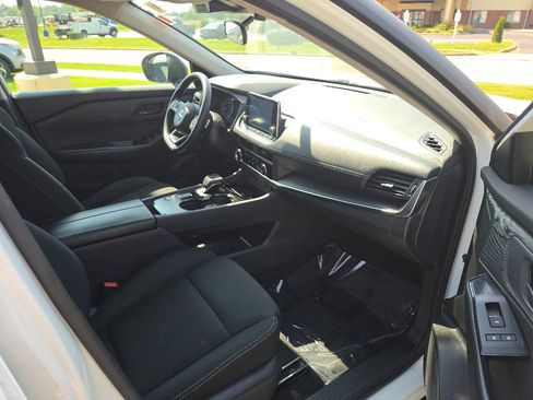 Used 2024 Nissan Rogue S FWD image 11