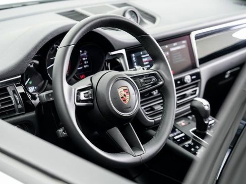 Certified 2025 Porsche Macan image 9