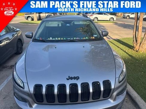 Used 2018 Jeep Cherokee Latitude w/ Altitude Package FWD image 2