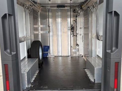 Used 2024 Chevrolet Brightdrop 400 w/ Commercial Equipment Package image 4