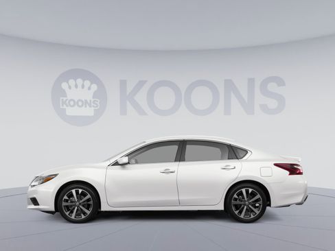 Used 2018 Nissan Altima 2.5 SR w/ SR Midnight Edition FWD image 2