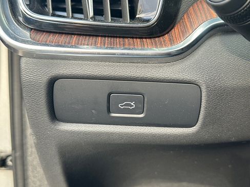 Used 2024 Volvo S60 B5 Plus image 9