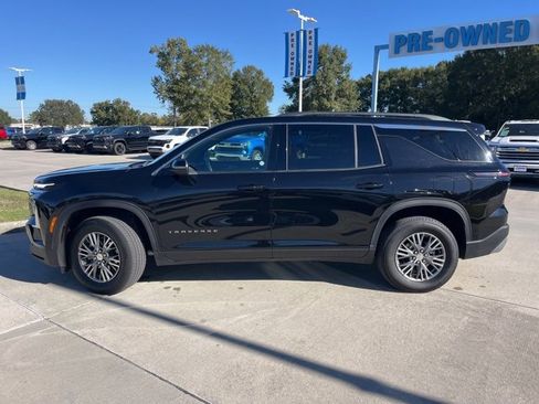 Used 2025 Chevrolet Traverse LT image 3