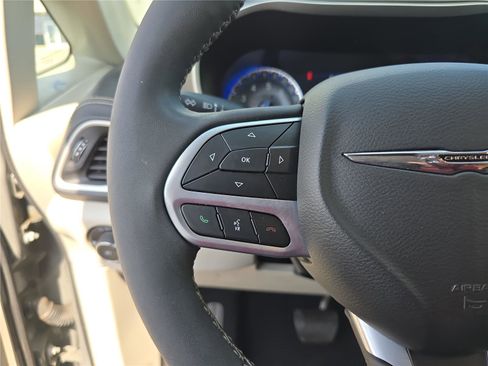 Used 2022 Chrysler Pacifica Touring-L image 28