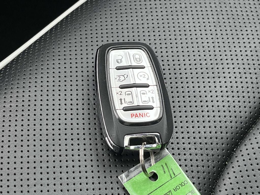 Used 2025 Chrysler Pacifica Limited FWD image 44